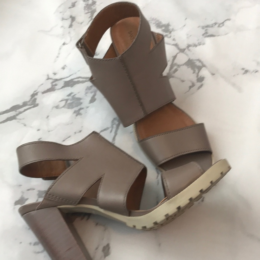 Saks Fifth Avenue Size 8 Heels